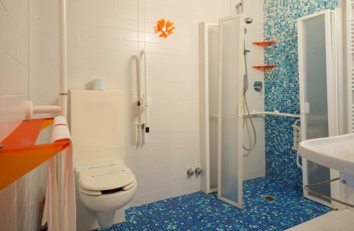 Bagno in camera per disabili nella matrimoniale del Sanlu Hotel in Salento, a pochi chilometri da Otranto